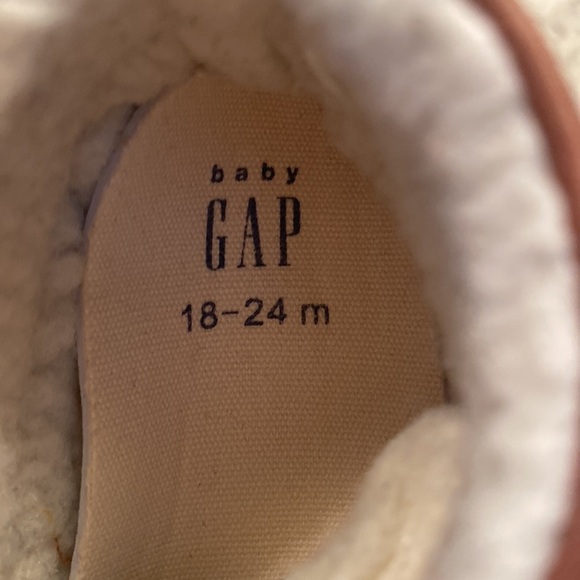 Baby Gap size 18-24 months brown bootie with Sherpa lining. Red laces. Like new - Picture 6 of 6